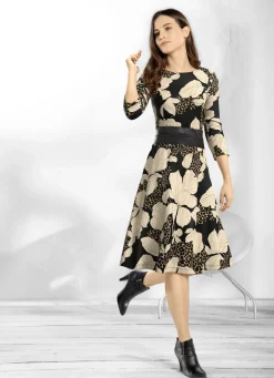 Kleid mit schwingender Schlupfform