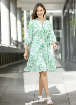 Kleid mit Zierperlen und Quasten