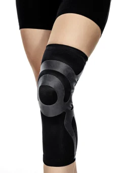 Kniebandage mit integrierten Tapes
