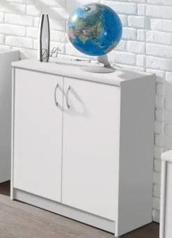 Kombifreundliche Kommode mit silberfarbenen Griffen