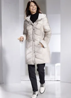 Kurzmantel in aktuellem Materialmix