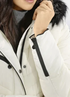 Kurzmantel mit Kunstpelz-Innenausstattung in der Kapuze