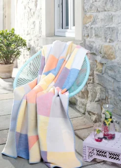 Kuschelig weiche Schlafdecke mit modernen Farbtönen