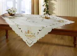 Liebevoll bestickte Tisch- und Raumdekoration