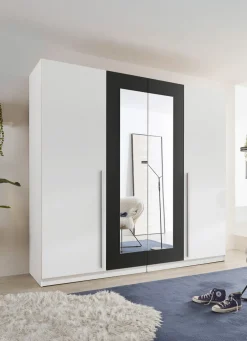 Moderner und formschöner Kleiderschrank