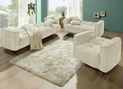 Polstermöbel mit Bettfunktion und Dekokissen