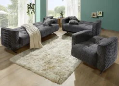 Polstermöbel mit Bettfunktion und Dekokissen