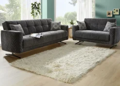 Polstermöbel mit Bettfunktion und Dekokissen