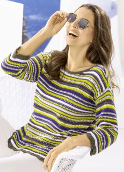 Pullover mit aufwendigen Wellenabschlüssen