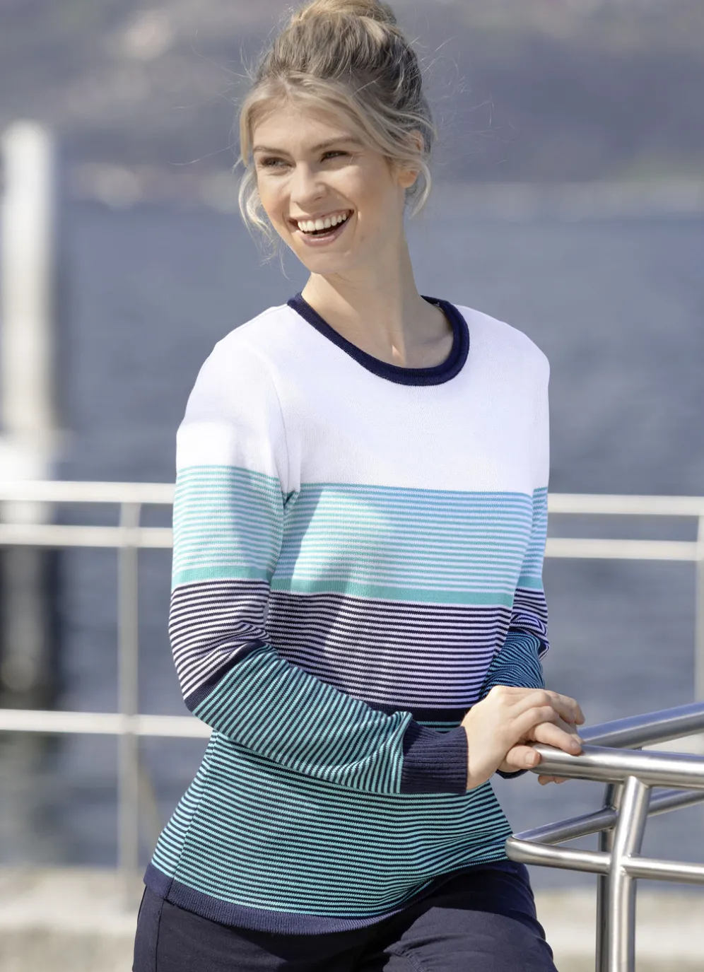 Pullover mit Streifen rundum