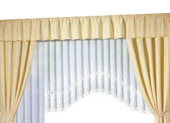 Querbehang mit edlem Glanz.