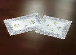 Raumdekoration mit Gänseblümchen-Stickerei und zarter Häkelspitze