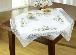 Raumdekoration mit Gänseblümchen-Stickerei und zarter Häkelspitze