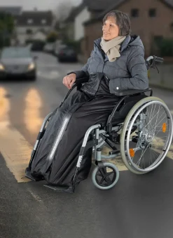 Rollstuhl-Wärmesack hält trocken und warm bei Schmuddelwetter