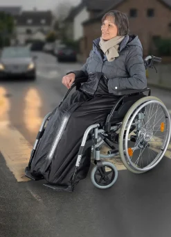 Rollstuhl-Wärmesack hält trocken und warm bei Schmuddelwetter