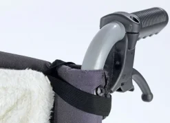 Rollstuhl-Wärmesack hält trocken und warm bei Schmuddelwetter