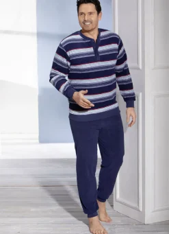 Schlafanzug aus Frottierstretch, mit Knopfleiste und Bündchenabschlüssen