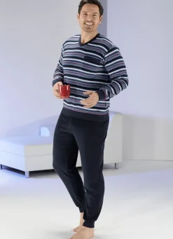 Schlafanzug aus Frottierstretch mit Bündchenabschlüssen, V-Ausschnitt und garngefärbtem Ringeldessin