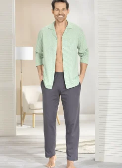 Schlafanzug mit durchgeknöpftem Oberteil und offenen Abschlüssen