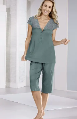 Schlafanzug mit elastischer Tüllspitze am Dekolleté