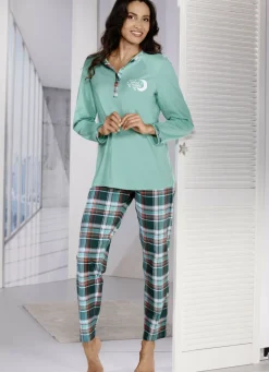 Schlafanzug mit Karodessin und langen Ärmeln