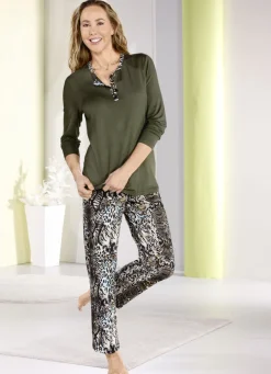 Schlafanzug mit langen Ärmeln und langer Hose