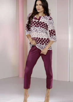 Schlafanzug mit 7/8-langer Hose und Bordürendruck