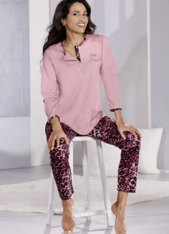 Schlafanzug mit platziertem Druck und Knopfleiste