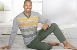 Schlafanzug mit V-Ausschnitt und offenen Beinabschlüssen