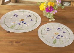 Schön bestickte Tisch- und Raumdekoration