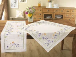 Schön bestickte Tisch- und Raumdekoration