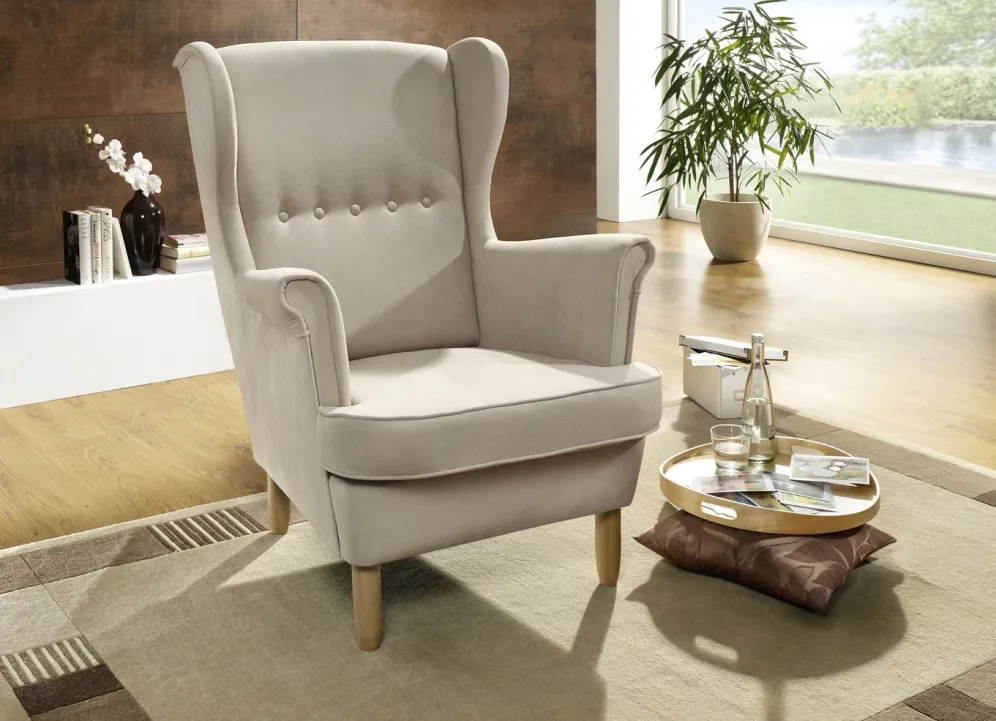 Sessel mit Holzfüßen