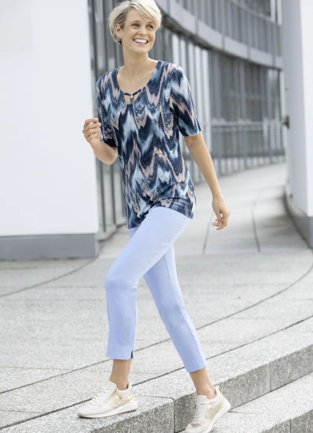 Shirt mit ausgefallener Ausschnittverarbeitung