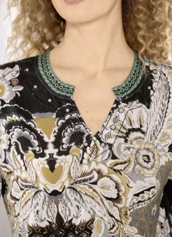 Shirt mit Kontrastblende am Halsausschnitt