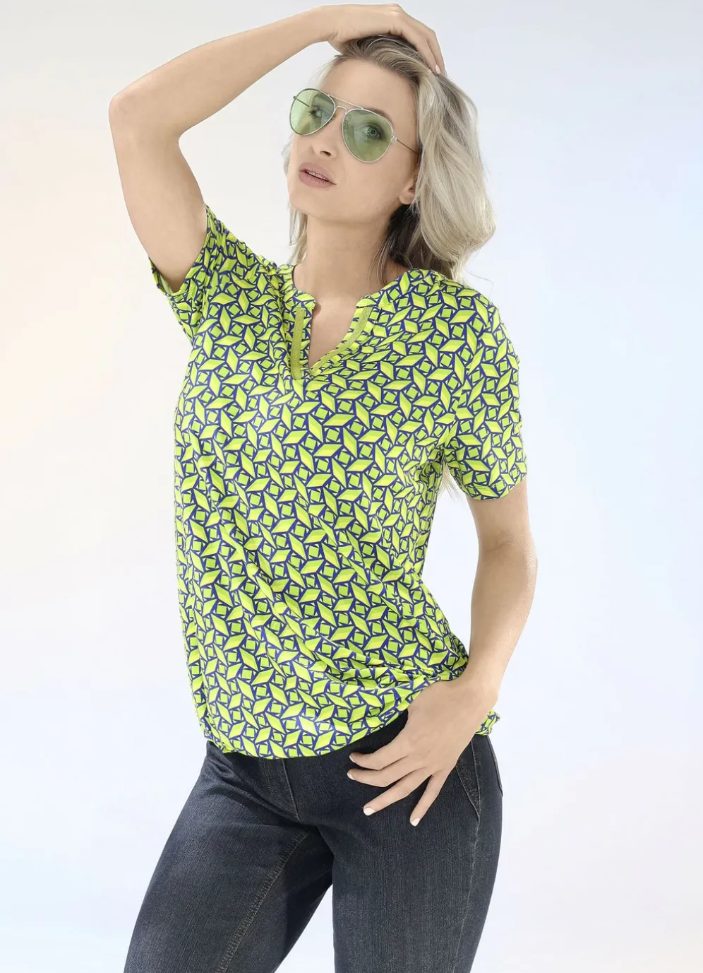 Shirt mit Zierband am V-Schlitz