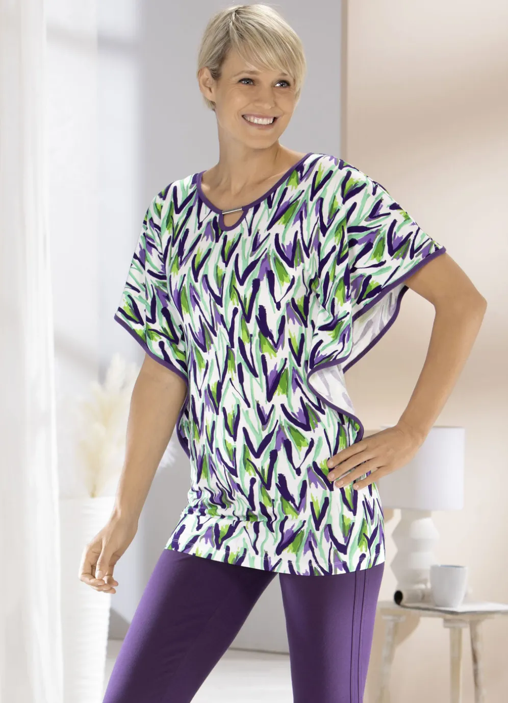 Shirt mit Zierelement am Halsausschnitt