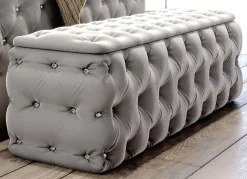 Sitztruhe mit Steppung und Strasssteinen