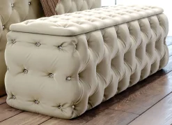 Sitztruhe mit Steppung und Strasssteinen