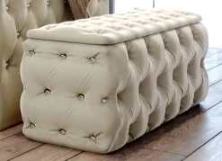 Sitztruhe mit Steppung und Strasssteinen