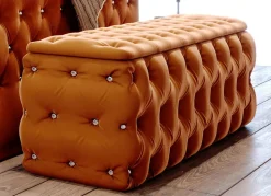 Sitztruhe mit Steppung und Strasssteinen