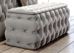 Sitztruhe mit Steppung und Strasssteinen