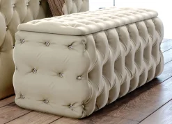 Sitztruhe mit Steppung und Strasssteinen