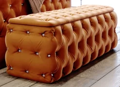 Sitztruhe mit Steppung und Strasssteinen