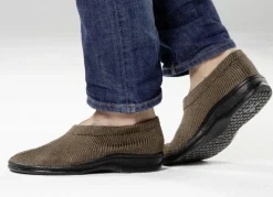 Slipper aus elastischem Strickmaterial