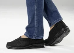 Slipper aus elastischem Strickmaterial