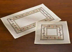 Stilvolle Tisch- und Raumdekoration mit umlaufender Bordüre