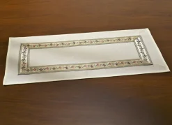 Stilvolle Tisch- und Raumdekoration mit umlaufender Bordüre