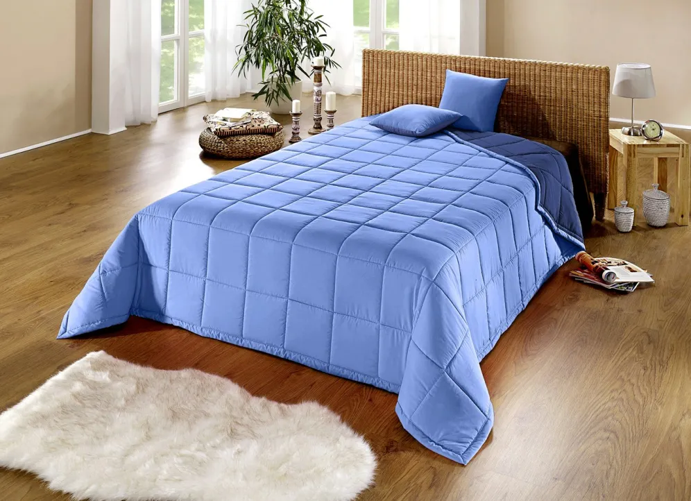 Tagesdecke mit Karo-Steppung und Bandeinfassung