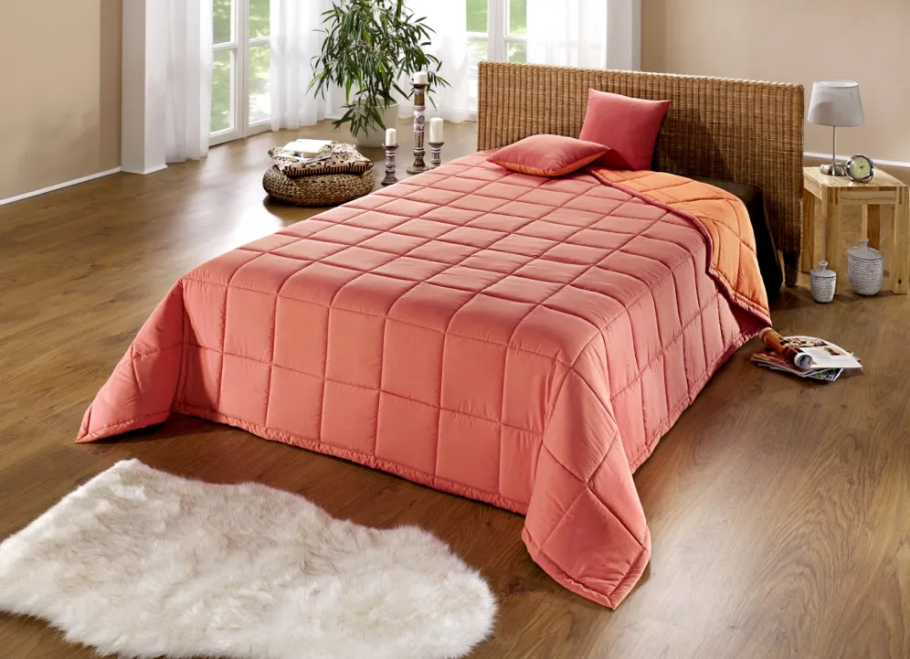 Tagesdecke mit Karo-Steppung und Bandeinfassung