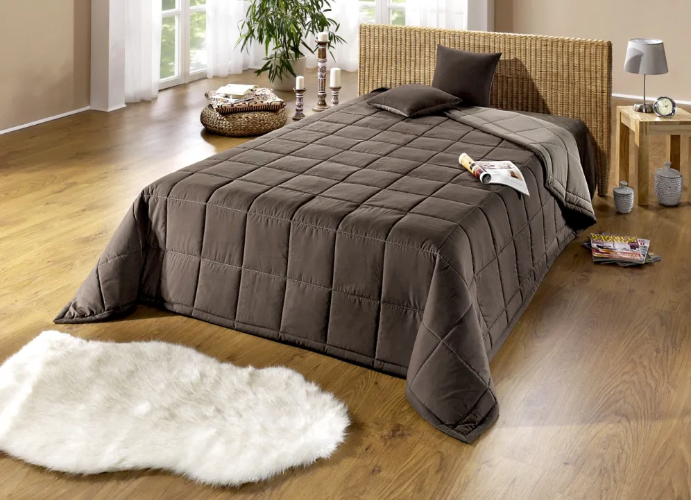 Tagesdecke mit Karo-Steppung und Bandeinfassung